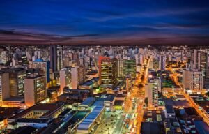 cidade de campinas visto anoite com suas ruas e casas